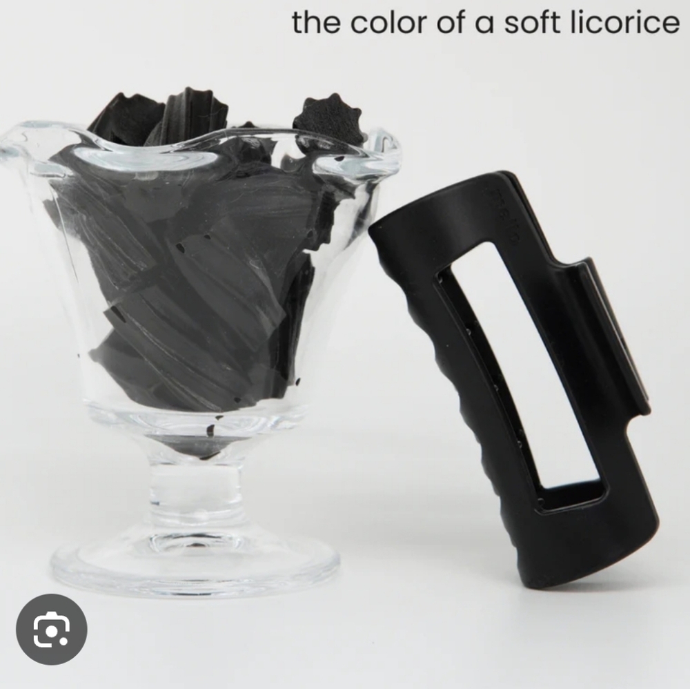 Mello black licorice claw clip NWT